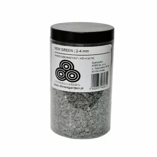 Zuschlagstoff New Green 2-4mm in einem Plastikgefäß
